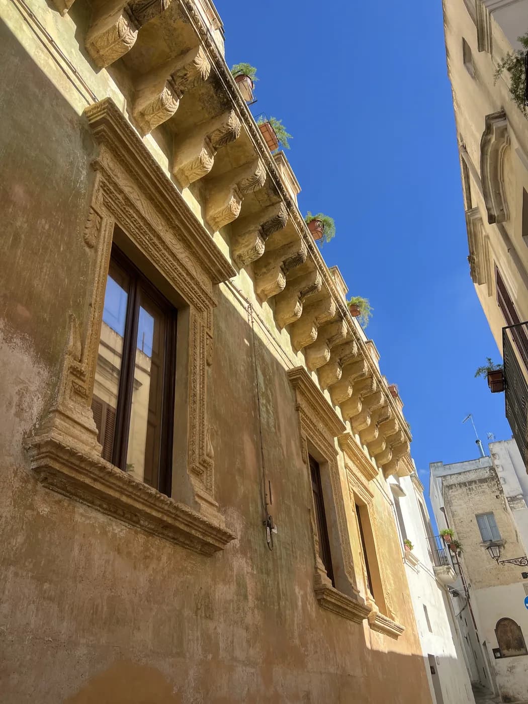 Dettaglio di una facciata barocca in pietra nel centro storico di Parabita
