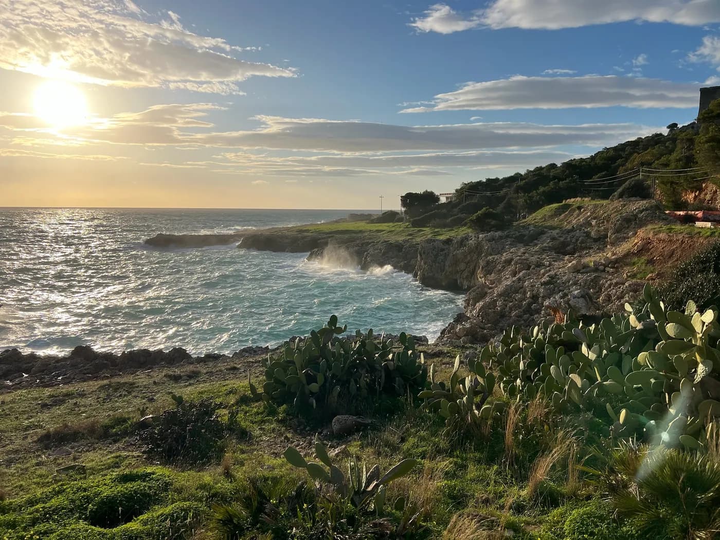 Costa rocciosa del Salento al tramonto