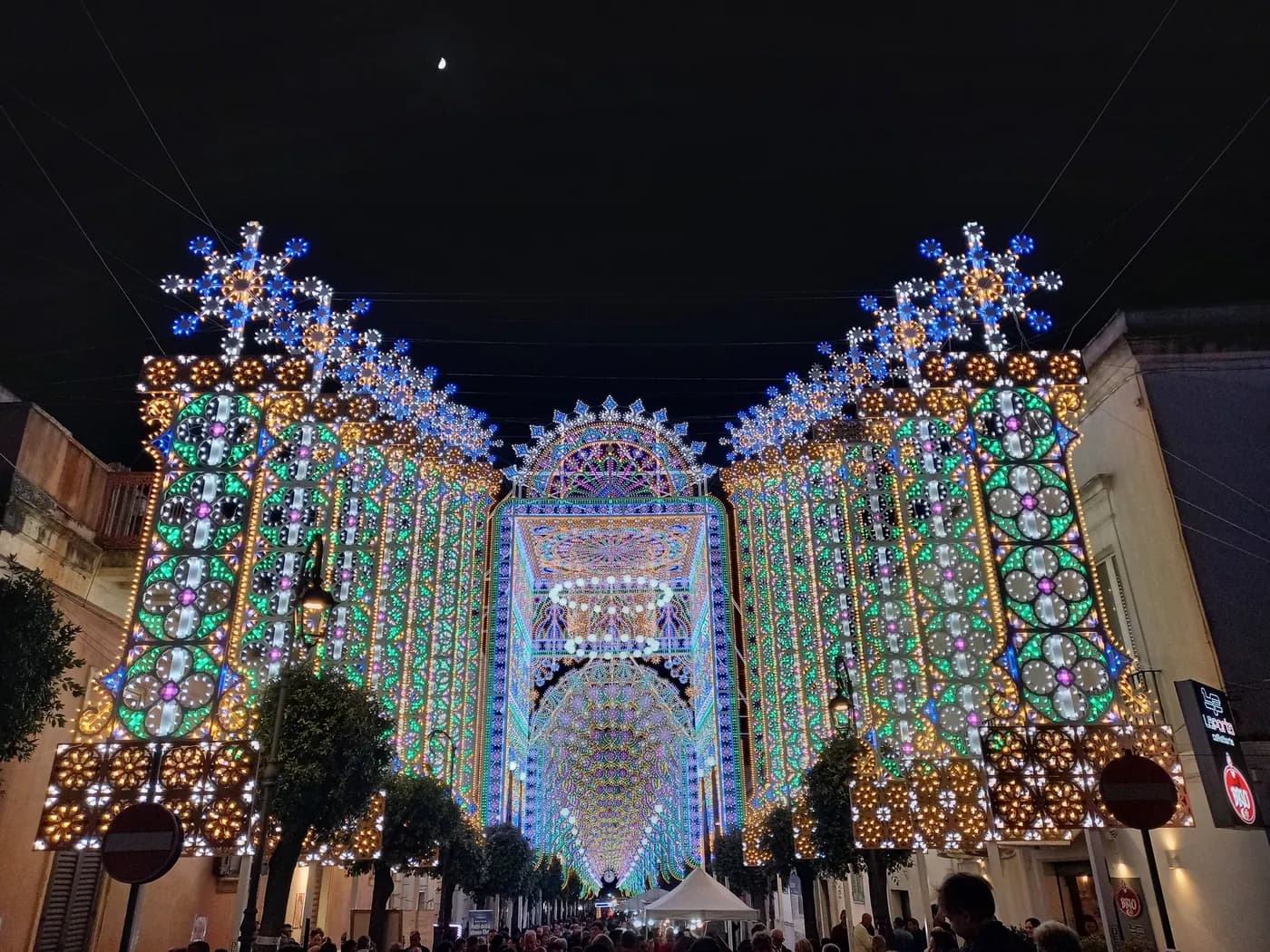 Galleria di luminarie lungo una via del centro storico di Parabita durante la festa della Madonna della Coltura