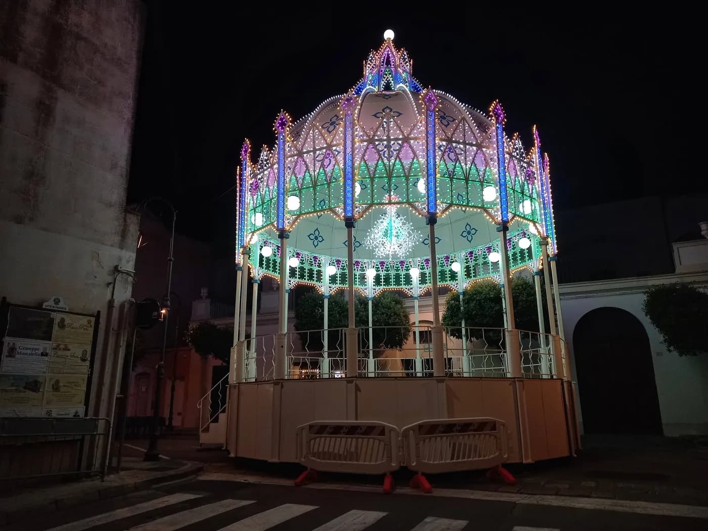 Padiglione luminoso allestito nel centro storico di Parabita durante la festa patronale della Madonna della Coltura