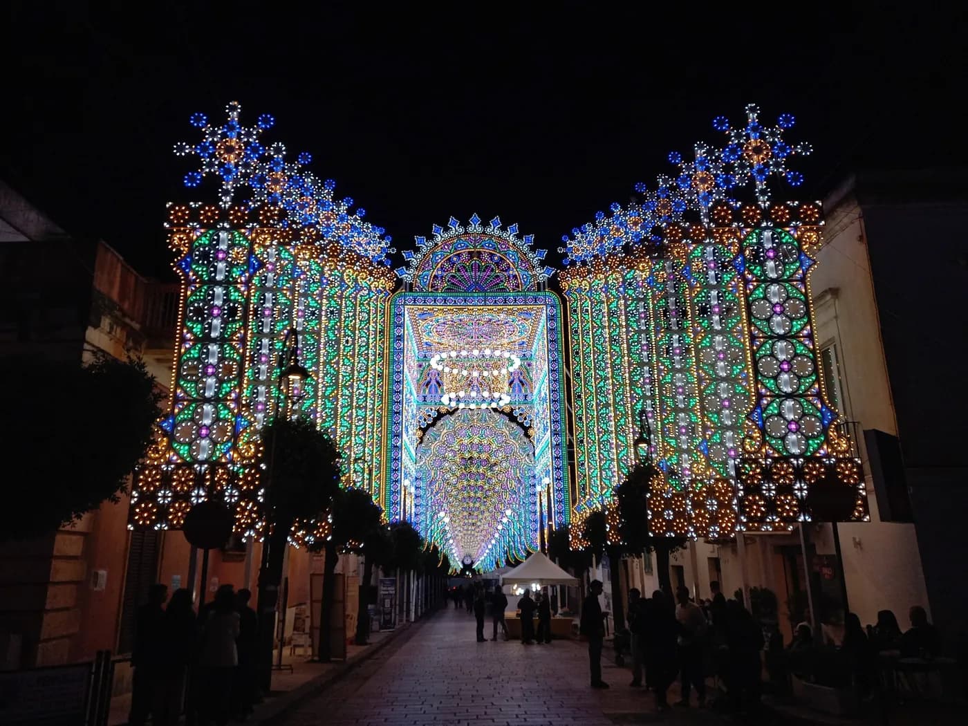Portale d'ingresso delle luminarie nel centro storico di Parabita durante la festa patronale della Madonna della Coltura
