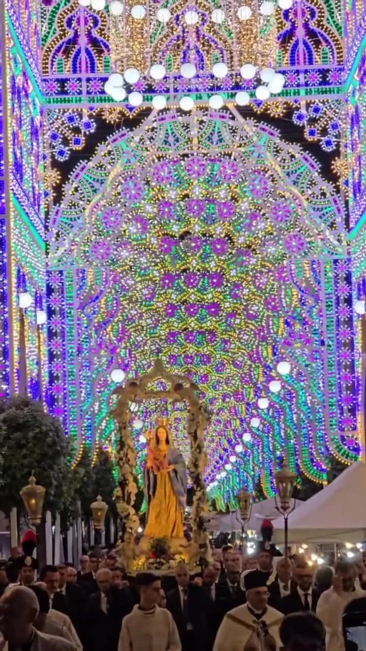 Processione del simulacro della Madonna della Coltura sotto il portale di luminarie durante la festa patronale di Parabita