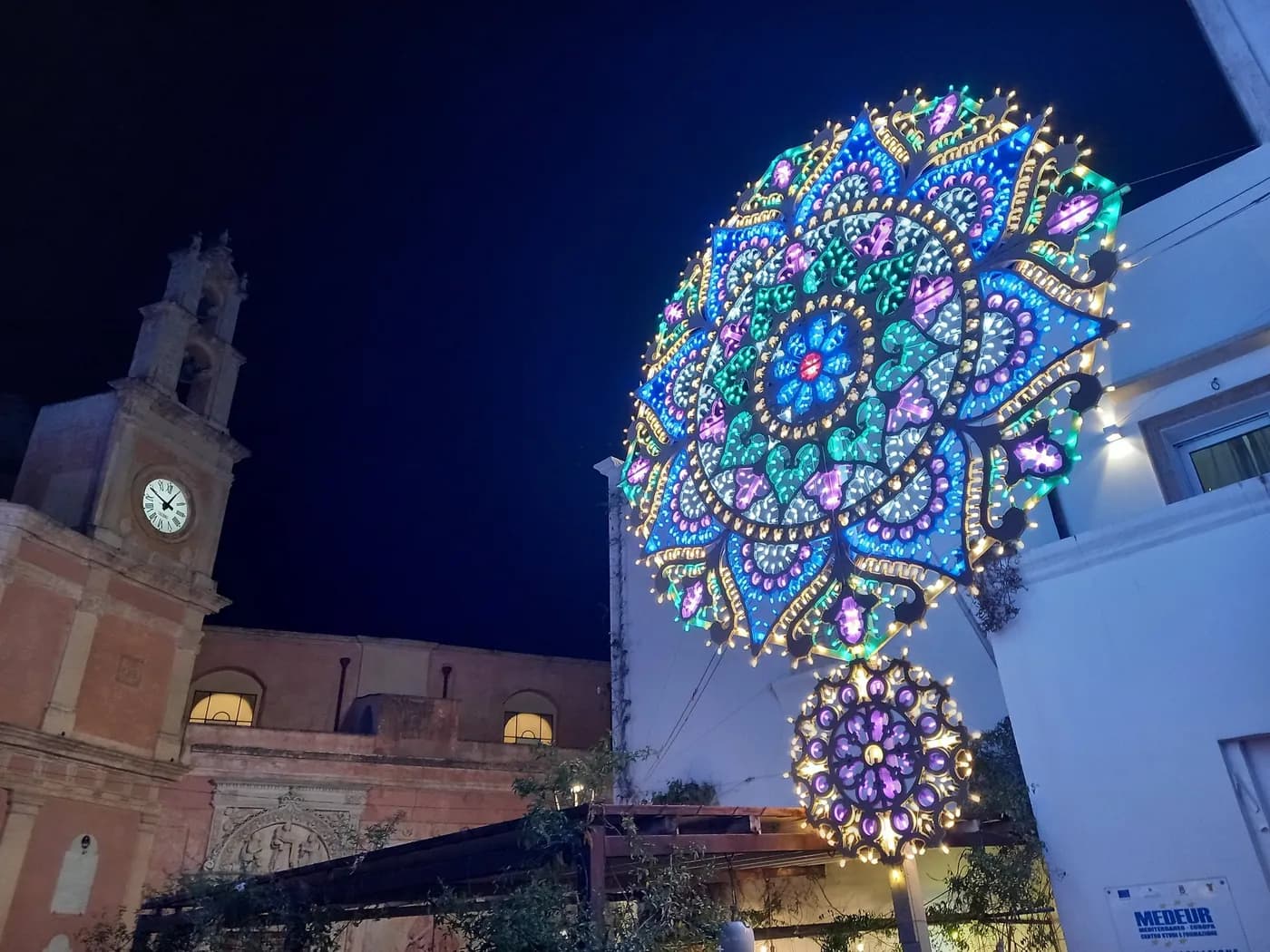 Rosone di luminarie sopra una piazza del centro storico di Parabita durante la festa patronale della Madonna della Coltura